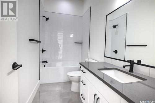 323 Woolf Bay, Saskatoon, SK - Indoor Photo Showing Bathroom