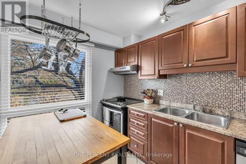 2533 Autumn Hill Crescent, Ottawa, ON - Indoor Photo Showing Kitchen With Double Sink