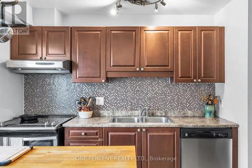 2533 Autumn Hill Crescent, Ottawa, ON - Indoor Photo Showing Kitchen With Double Sink With Upgraded Kitchen