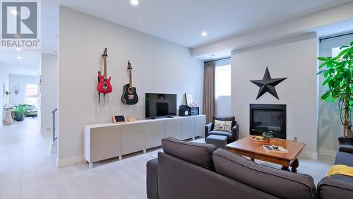 1057 Mt Begbie Drive, Vernon, BC - Indoor Photo Showing Living Room