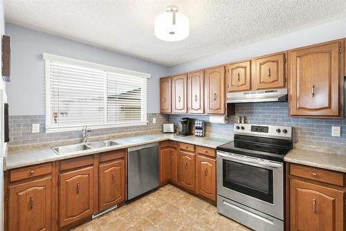 35 Syracuse Crescent, Winnipeg, MB - Indoor Photo Showing Kitchen With Stainless Steel Kitchen With Double Sink