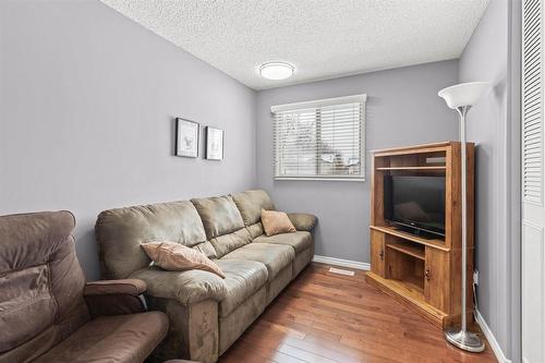 35 Syracuse Crescent, Winnipeg, MB - Indoor Photo Showing Living Room