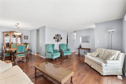 35 Syracuse Crescent, Winnipeg, MB - Indoor Photo Showing Living Room