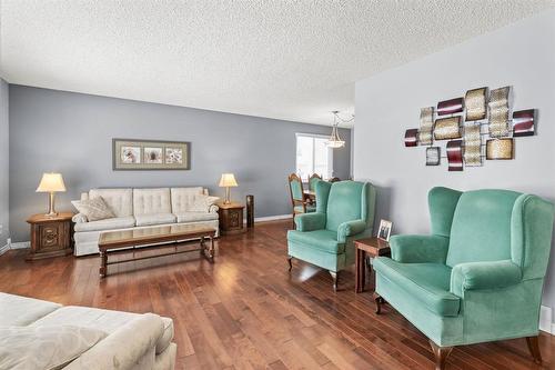 35 Syracuse Crescent, Winnipeg, MB - Indoor Photo Showing Living Room