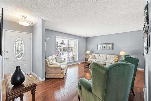 35 Syracuse Crescent, Winnipeg, MB - Indoor Photo Showing Living Room