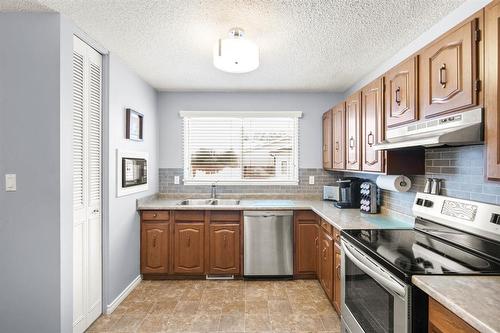 35 Syracuse Crescent, Winnipeg, MB - Indoor Photo Showing Kitchen With Double Sink