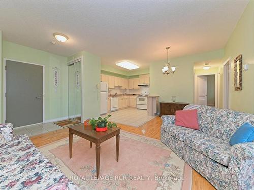 607-200 Broadway, Orangeville, ON - Indoor Photo Showing Living Room