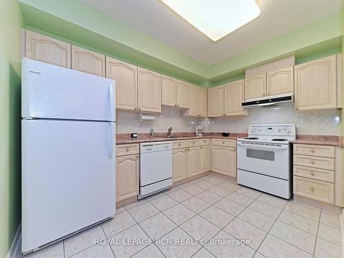 607-200 Broadway, Orangeville, ON - Indoor Photo Showing Kitchen