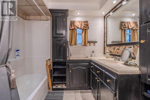 2 Hill Street, Kawartha Lakes (Lindsay), ON - Indoor Photo Showing Bathroom