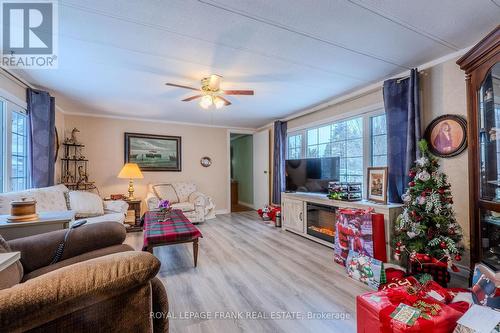 2 Hill Street, Kawartha Lakes (Lindsay), ON - Indoor Photo Showing Living Room