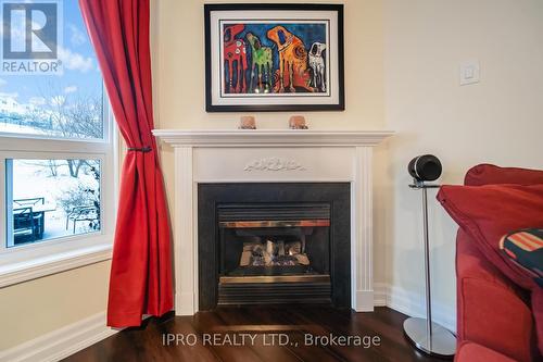 16 - 32 Palomino Trail, Halton Hills, ON - Indoor Photo Showing Living Room With Fireplace