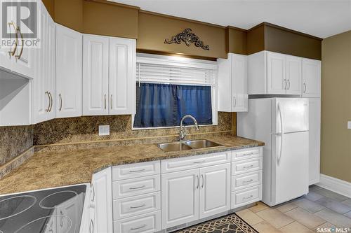 915 1St Avenue Ne, Moose Jaw, SK - Indoor Photo Showing Kitchen With Double Sink