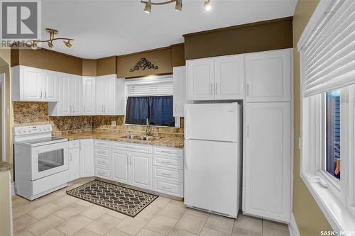 915 1St Avenue Ne, Moose Jaw, SK - Indoor Photo Showing Kitchen With Double Sink