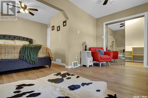 915 1St Avenue Ne, Moose Jaw, SK - Indoor Photo Showing Living Room