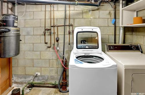 915 1St Avenue Ne, Moose Jaw, SK - Indoor Photo Showing Laundry Room