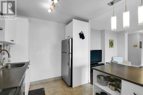 811 - 2000 Jasmine Crescent, Ottawa, ON - Indoor Photo Showing Kitchen