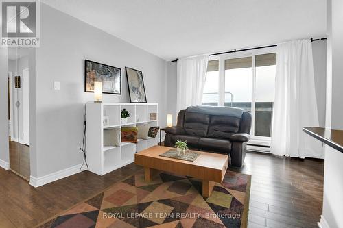 811 - 2000 Jasmine Crescent, Ottawa, ON - Indoor Photo Showing Living Room