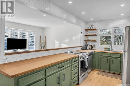 301 Frontenac Drive, Regina, SK - Indoor Photo Showing Kitchen