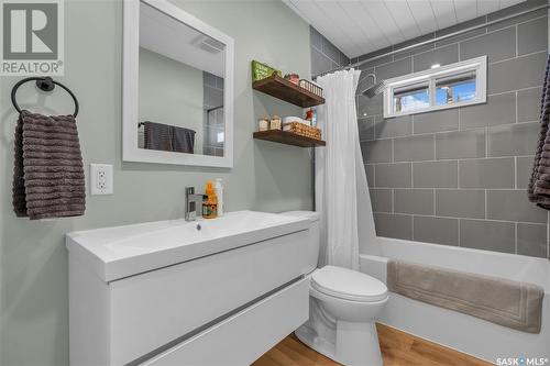 301 Frontenac Drive, Regina, SK - Indoor Photo Showing Bathroom