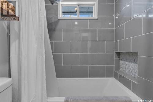 301 Frontenac Drive, Regina, SK - Indoor Photo Showing Bathroom