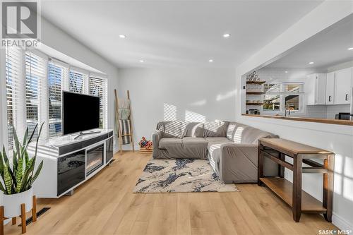 301 Frontenac Drive, Regina, SK - Indoor Photo Showing Living Room