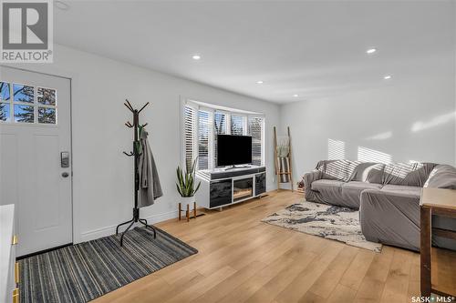 301 Frontenac Drive, Regina, SK - Indoor Photo Showing Living Room