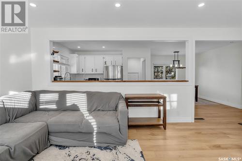 301 Frontenac Drive, Regina, SK - Indoor Photo Showing Living Room