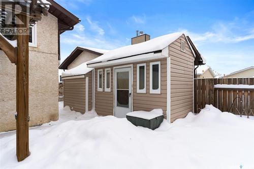 1110 Flexman Crescent N, Regina, SK - Outdoor