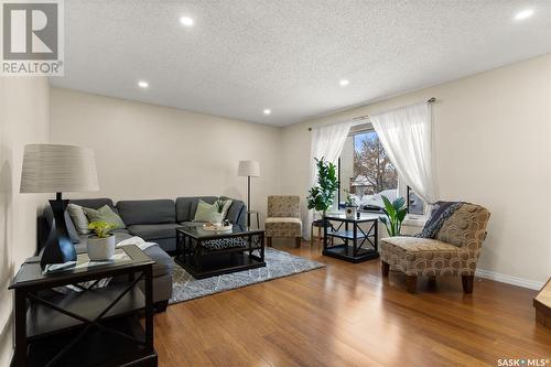 1110 Flexman Crescent N, Regina, SK - Indoor Photo Showing Living Room