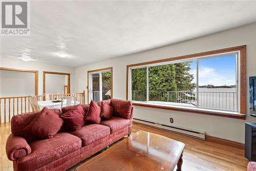 647 Kirkwood, Sudbury, ON - Indoor Photo Showing Living Room