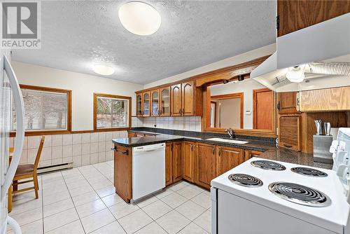 647 Kirkwood, Sudbury, ON - Indoor Photo Showing Kitchen