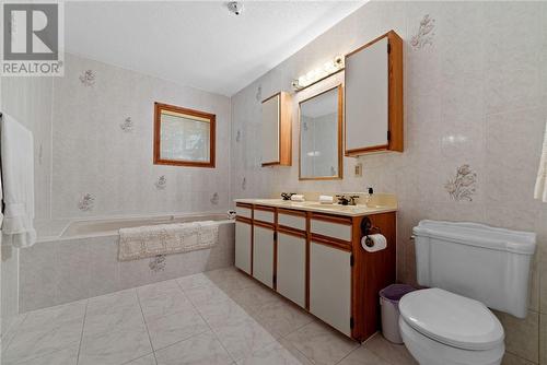 647 Kirkwood, Sudbury, ON - Indoor Photo Showing Bathroom