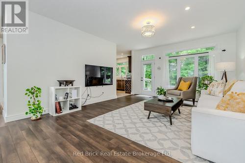 1591 2Nd Concession Enr Road, Norfolk (Glen Meyer), ON - Indoor Photo Showing Living Room