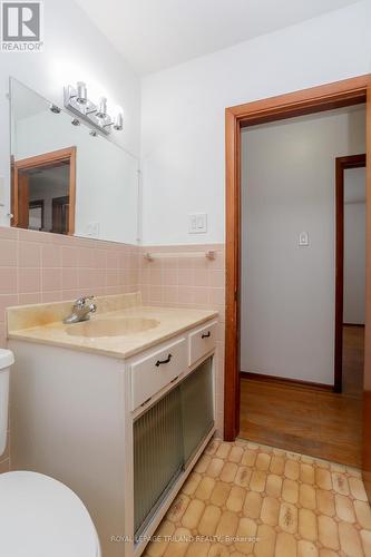 220 Ross Avenue, Thames Centre (Dorchester), ON - Indoor Photo Showing Bathroom