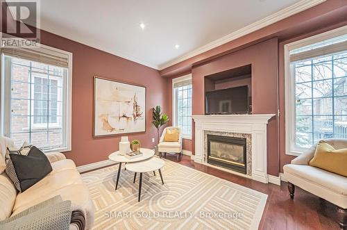 48 - 100 Elgin Mills Road W, Richmond Hill, ON - Indoor Photo Showing Living Room With Fireplace