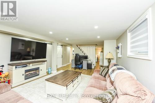 27 Huntington Court, Brampton, ON - Indoor Photo Showing Living Room