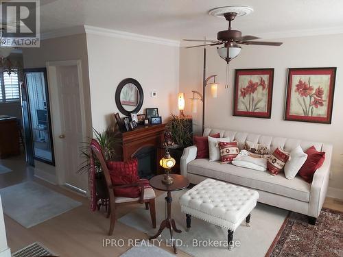 1059 Westmount Avenue, Mississauga, ON - Indoor Photo Showing Living Room