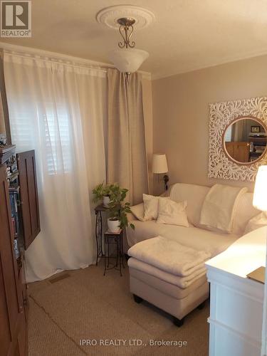 1059 Westmount Avenue, Mississauga, ON - Indoor Photo Showing Bedroom