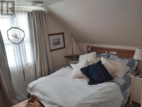 1059 Westmount Avenue, Mississauga, ON - Indoor Photo Showing Bedroom