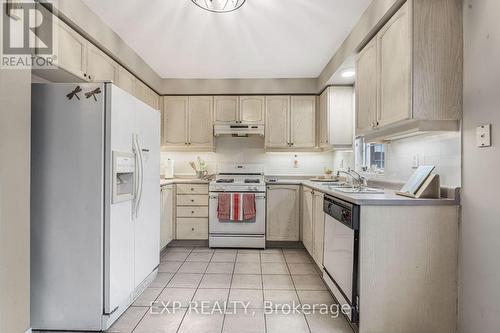 2407 Bankside Drive, Mississauga, ON - Indoor Photo Showing Kitchen