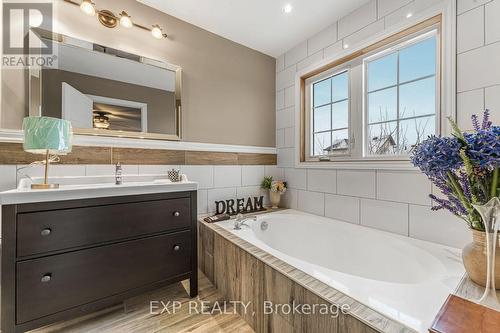 2407 Bankside Drive, Mississauga, ON - Indoor Photo Showing Bathroom