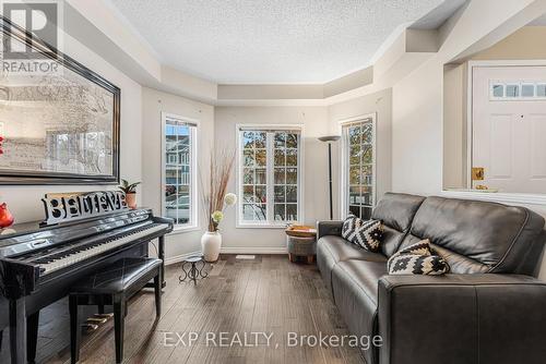 2407 Bankside Drive, Mississauga, ON - Indoor Photo Showing Living Room