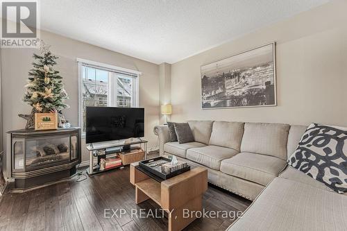 2407 Bankside Drive, Mississauga, ON - Indoor Photo Showing Living Room