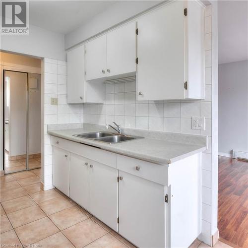 371 Dale Crescent Unit# 6, Waterloo, ON - Indoor Photo Showing Kitchen With Double Sink