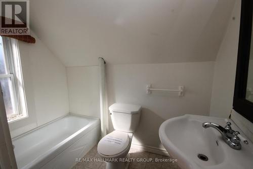 923 Center Street, Mcnab/Braeside, ON - Indoor Photo Showing Bathroom