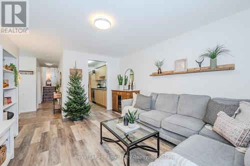 84 Queensdale Crescent, Guelph (Parkwood Gardens), ON - Indoor Photo Showing Living Room