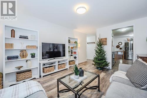 84 Queensdale Crescent, Guelph (Parkwood Gardens), ON - Indoor Photo Showing Living Room