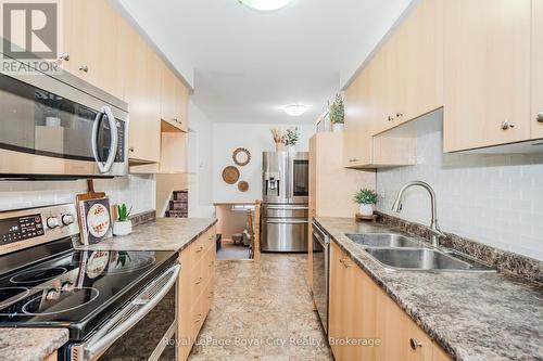 84 Queensdale Crescent, Guelph (Parkwood Gardens), ON - Indoor Photo Showing Kitchen With Stainless Steel Kitchen With Double Sink With Upgraded Kitchen