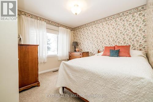 813 Weston Drive, Ottawa, ON - Indoor Photo Showing Bedroom