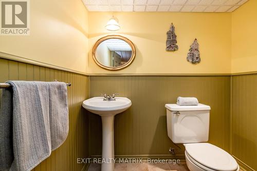 813 Weston Drive, Ottawa, ON - Indoor Photo Showing Bathroom